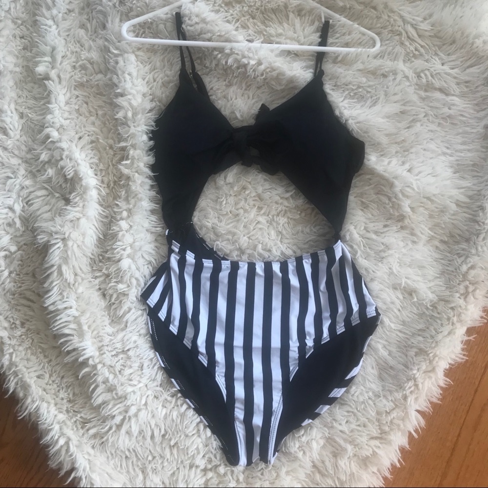 ~BLACK AND WHITE ONE PIECE SWIMSUIT ~
